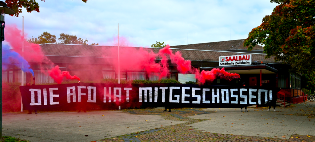 Banner mit der Aufschrift "Die AfD hat mitgeschossen!" vor der Stadthalle Zeilsheim